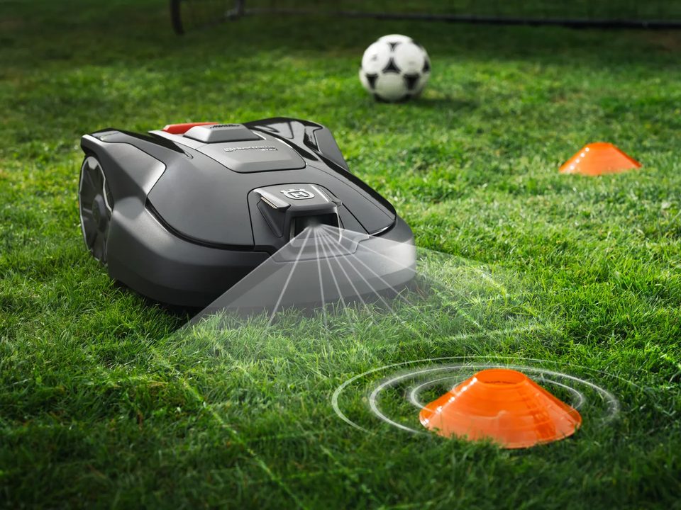The Aspire R6V's camera spotting cones and a ball on the lawn