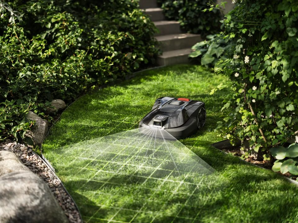 The Aspire R6V finding its way along a narrow lawn between garden beds